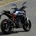 Test_Duke-250-White-90Right-MY17-without-ABS-1