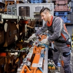 Audi production: working without backache with the exoskeleton