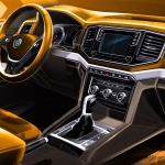 Volkswagen Ticari Araç’ın pick-up model ailesinin en sportif modeli olan Yeni Amarok Canyon showroomlarda yerini aldı2