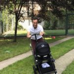 Bebek arabasıyla da formunu koruyor…
