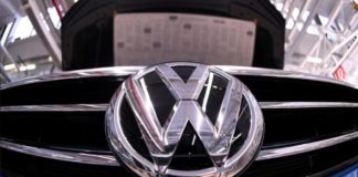Wolfsburg, Almanya'daki Volkswagen tesisinde bir üretim hattı