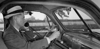 2 şoförden biri seyir halindeyken telefonla temas halinde..