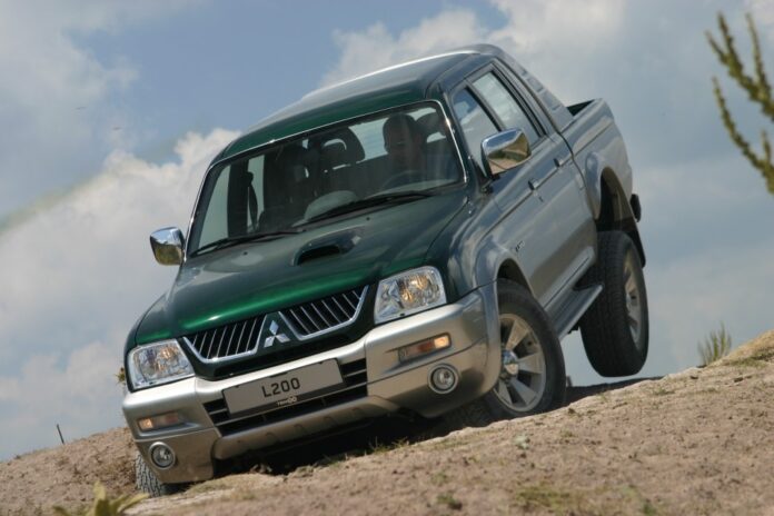 2004 yılında Mitsubishi L200 Lansmanı İleri Düzey Off-road sürüş pilotu Umut Özgür Sunay'ın L200 araç test fotoğrafı Mitsubishi ve dergi yayınların ilgi odağı olarak bazı yayınlarda yer verilmiştir. 