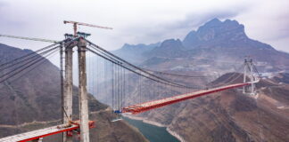 Il ponte più alto del mondo apre al traffico in Cina