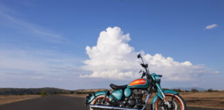 Royal Enfield Goan Classic è omaggio a cultura bohémien