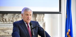 Tajani: Dopo dazi su auto vediamo cosa si può fare altri settori