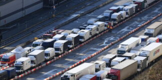 Trump, dall'1 ottobre dazi al 25% sull'import di camion
