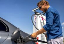 Autoindustrie will Plug-in-Hybridfahrer zum Aufladen „motivieren“ Mercedes-Plug-in-Hybrid-wird-geladen