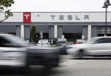 Balzo delle vendite ma l'utile di Tesla cala del 37%