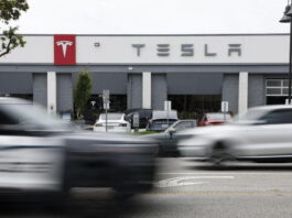 Balzo delle vendite ma l'utile di Tesla cala del 37%
