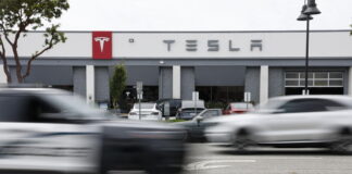 Balzo delle vendite ma l'utile di Tesla cala del 37%