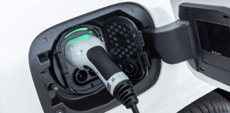 Mercedes-Ladeanschluss-gruen