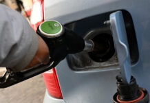 Cala prezzo benzina, self sotto 1,7 euro
