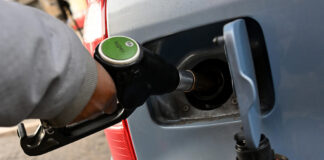 Cala prezzo benzina, self sotto 1,7 euro