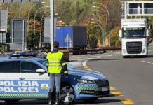 Camionista fermato in autostrada, era alla guida da 17 ore Camionista fermato in autostrada, era alla guida da 17 ore