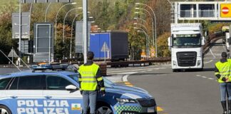 Camionista fermato in autostrada, era alla guida da 17 ore