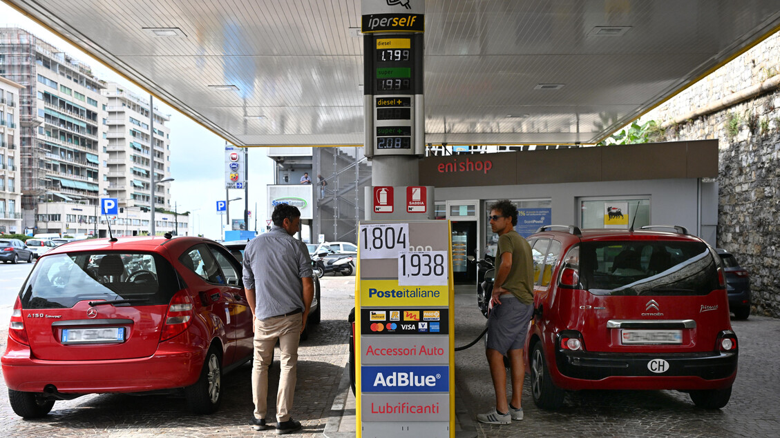Cresce prezzo benzina, Self a 1,695 euro al litro