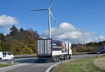 Erste deutsche Autobahn lädt E-Autos kabellos Induktives_Laden_FAU