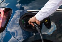 Januar bis September 2025: Elektroauto-Anteil in der EU bei 16,1 Prozent Fiat-500e-Ladeanschluss