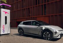 Kia-EV4-laedt