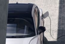 Volvo-C40-Recharge-laedt