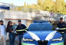 Polizia scorta auto con neonato privo di sensi e lo salva