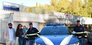 Polizia scorta auto con neonato privo di sensi e lo salva