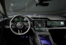 Porsche Cayenne Electric, abitacolo a tutto schermo