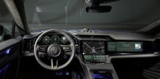 Porsche Cayenne Electric, abitacolo a tutto schermo