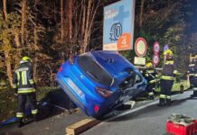 Si schianta contro cartello della campagna anti-incidenti