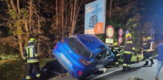 Si schianta contro cartello della campagna anti-incidenti