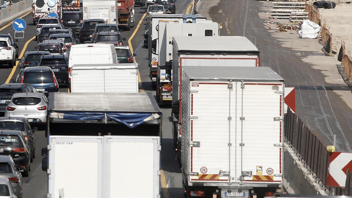 Veicoli commerciali in calo in Ue, aumentano solo vendite di bus