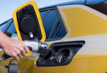 BBM: “Fatales Preischaos” an deutschen Ladesäulen Opel-Astra-Ladeanschluss