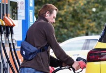 Codacons, in alcuni impianti benzina servita oltre 2,3 euro Codacons, in alcuni impianti benzina servita oltre 2,3 euro