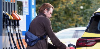 Codacons, in alcuni impianti benzina servita oltre 2,3 euro Codacons, in alcuni impianti benzina servita oltre 2,3 euro