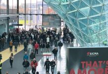 Eicma apre al pubblico, folla appassionati di moto in fila Eicma apre al pubblico, folla appassionati di moto in fila