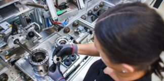 Elektromobilität: Deutschlands Auto-Regionen im Wandel Montage-Elektro-Antriebseinheiten-GLC