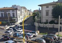 Floransa’da kiralık araba ve scooter için paylaşım, bildirimler Floransa'da kiralık araba ve scooter için paylaşım, bildirimler