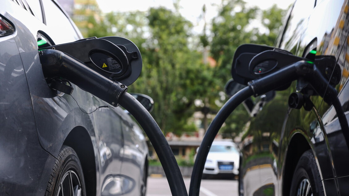 L'Italia primeggia nel riciclo, ma poche auto elettriche