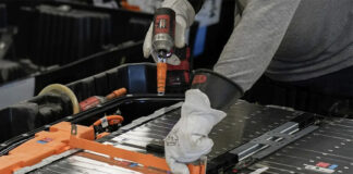 Le elettriche non corrono e Toyota ferma fabbrica batterie