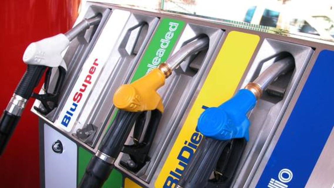 Prezzi benzina in rialzo, self supera 1,7 euro
