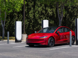 Tesla-Model-3-an-V4-Supercharger