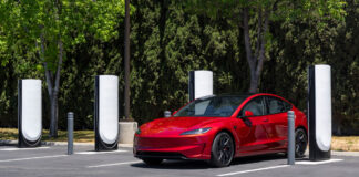 Tesla-Model-3-an-V4-Supercharger