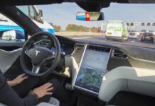 Tesla'nın kendi kendine sürüş hayalleri, düzenleyici çukurlara ve lisanslama çıkmazlarına çarptı
