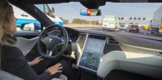 Tesla'nın kendi kendine sürüş hayalleri, düzenleyici çukurlara ve lisanslama çıkmazlarına çarptı
