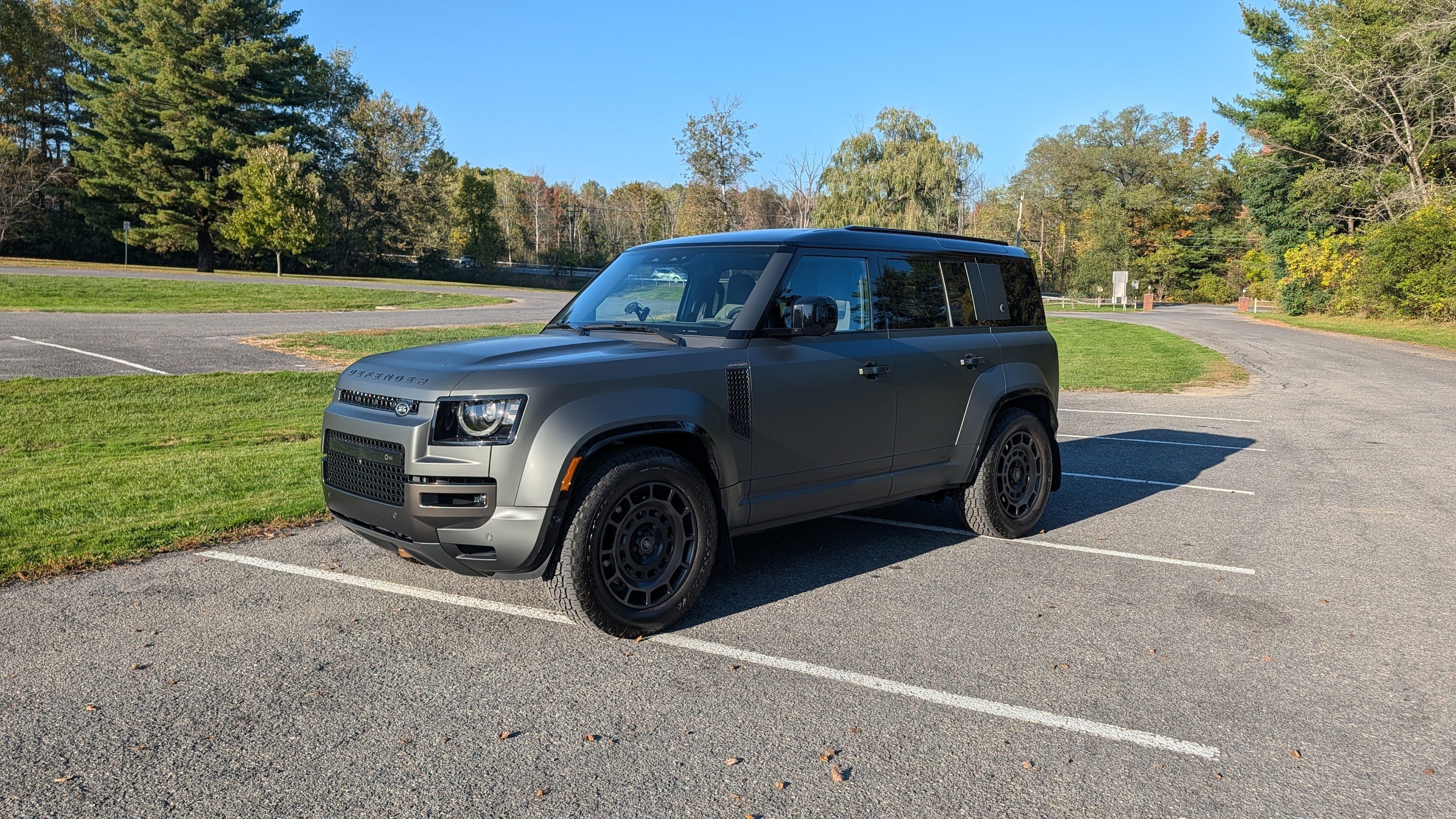 Front 3/4 view of a 2025 Land Rover Defender 110 OCTA