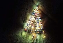 Albero di Natale con 40 trattori per salutare il solstizio d'inverno