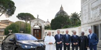 BMW Group dona una iX 60 a Papa Leone XIV