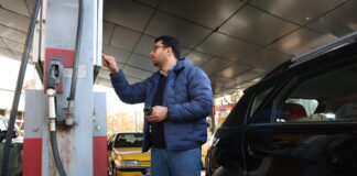 Benzina, self a 1,684 euro, ai minimi dal 2021