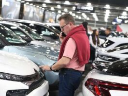 El mercado del coche de ocasión roza los dos millones pero el 57,2% de las operaciones son de coches de más de 10 años El mercado del coche de ocasión roza los dos millones pero el 57,2% de las operaciones son de coches de más de 10 años